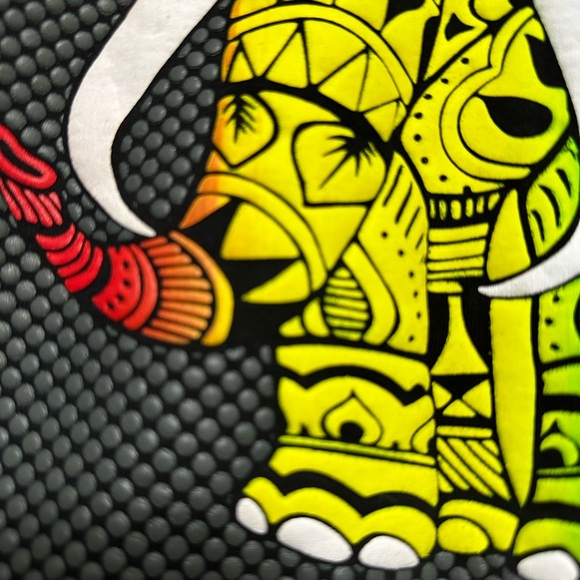 Neón Elephant Graphic Tee - Picture 4 of 7